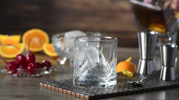 鸡尾酒的老时尚是一种老式的威士忌和甜糖浆的精致 有冰块 橙子味和马拉西诺樱桃 做饮料的药方 — 图库视频影像
