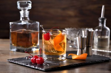 Cocktail Old Fashioned viski ve tatlı şurubun eski moda sofistiketidir. Buzlu, portakal aromalı ve kirazlı.. 