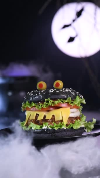 Monster Burger Schwarzbrötchen Rinderschnitzel Salat Zwiebeln Tomaten Und Käse Form Videoclip