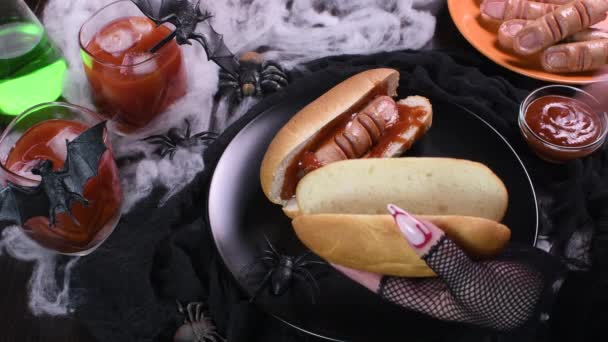 どのように血の指ホットドッグを調理するには ハロウィンパーティーのための素晴らしい前菜のアイデア リアルタイム クローズアップ — ストック動画