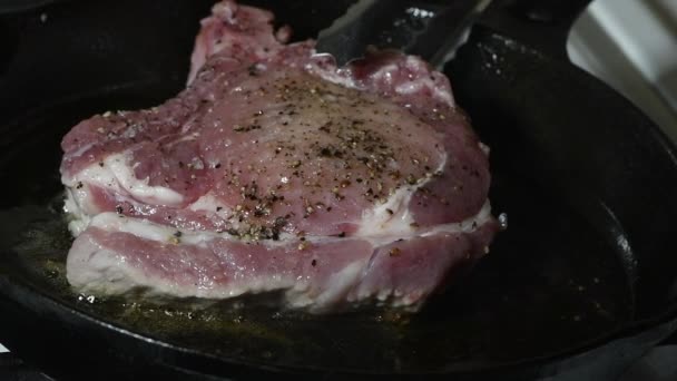 Întoarceți Carnea Porc Maronie Oasele Cealaltă Parte Prăjiți Într Tigaie Videoclip de stoc fără drepturi de autor