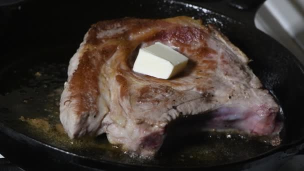 Ein Stück Butter Zum Schweineschnitzel Auf Knochen Rosmarin Knoblauch Hinzufügen Stock-Filmmaterial