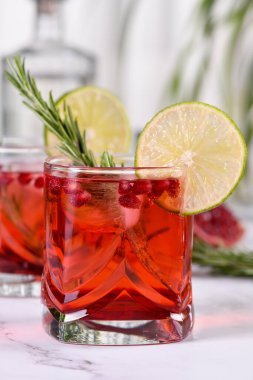  Nar Paloma, nar suyu, soda ve bol miktarda tekila ya da cin ile yapılan klasik bir kokteyl. Tatil kutlamaları için ideal..