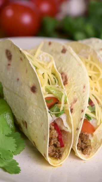 Taco Boeuf Haché Chou Fromage Coriandre Cuisine Mexicaine Gros Plan — Video