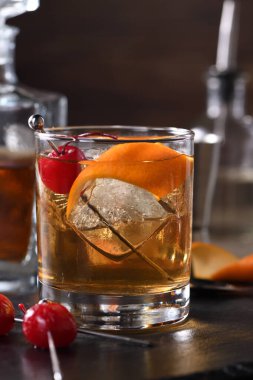 Cocktail Old Fashioned viski ve tatlı şurubun eski moda sofistiketidir. Buzlu, portakal aromalı ve kirazlı.. 