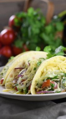 Kıymalı taco, avokado, lahana ve peynir. Meksika mutfağı. Dikey video, sağdan sola dairesel hareket