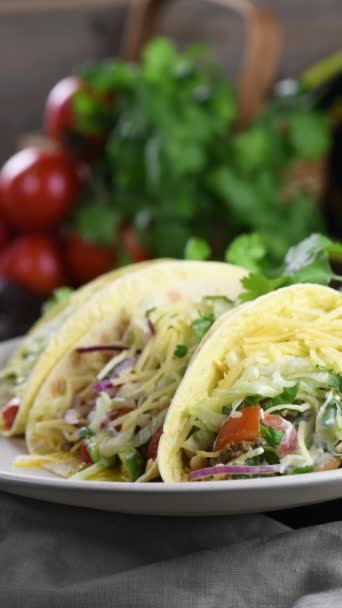 Taco Dengan Daging Sapi Dan Alpukat Kubis Dan Keju Masakan — Stok Video
