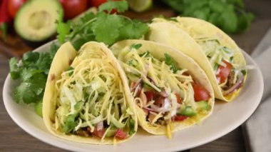 Kıymalı taco, avokado, lahana ve peynir. Meksika mutfağı. Yakın plan. Yatay dairesel hareket soldan sağa