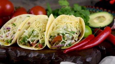 Kıymalı taco, avokado, lahana ve peynir. Meksika mutfağı. Yakın plan. Sağdan sola yatay hareket