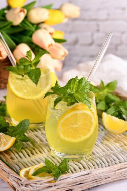Limoncello Spritz hafif, ferahlatıcı, limon likörü, sucuk, maden suyu, nane ve bir dilim limonla yapılan soğuk bir kokteyl..