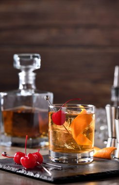 Cocktail Old Fashioned viski ve tatlı şurubun eski moda sofistiketidir. Buzlu, portakal aromalı ve kirazlı.. 