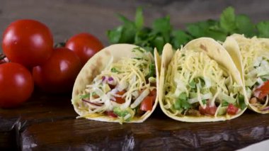 Kıymalı taco, avokado, lahana ve peynir. Meksika mutfağı. Yakın plan. Soldan sağa yatay hareket