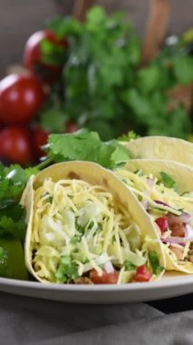 Kıymalı taco, avokado, lahana ve peynir. Meksika mutfağı. Yakın plan. Yatay dairesel hareket soldan sağa