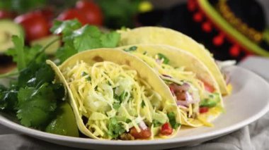 Kıymalı taco, avokado, lahana ve peynir. Meksika mutfağı. Yakın plan. Yatay dairesel hareket soldan sağa
