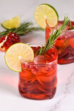  Nar Paloma, nar suyu, soda ve bol miktarda tekila ya da cin ile yapılan klasik bir kokteyl. Tatil kutlamaları için ideal..