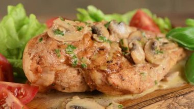 Sarımsaklı, limonlu, fesleğenli, marullu ve sebzeli tavuk budu. Soldan sağa dairesel hareket.