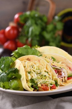 Kıymalı taco, avokado, lahana ve peynir. Meksika mutfağı. Yakın plan..