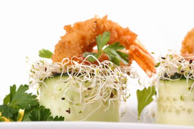 Salatalık aperatifi, mikroyeşillik yatağında kızarmış karides.