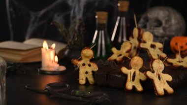 Reçelli puf böreğinden yapılmış voodoo kurabiyeleri ve tahta şişler ile delinmiş. Cadılar Bayramı partisi için bir fikir. Yavaş çekim