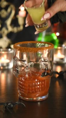 Michelada Kokteyli, Bloody Mary. Meksika içeceği domates suyu, limon suyu, sos ve bira, kereviz sapı, limon, zeytin ile süslenmiş. Cadılar Bayramı parti fikirleri.  