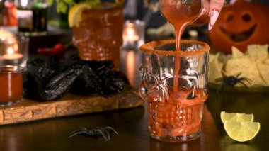 Michelada Kokteyli, Bloody Mary. Meksika içeceği domates suyu, limon suyu, sos ve bira, kereviz sapı, limon, zeytin ile süslenmiş. Cadılar Bayramı parti fikirleri.  
