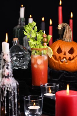 Bloody Mary kokteyli. Kereviz sapı, limon ve zeytinlerle süslenmiş domates suyu ve votka. Cadılar Bayramı parti fikirleri. 