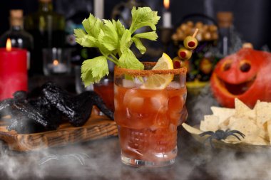Michelada Kokteyli, Bloody Mary. Meksika içeceği domates suyu, limon suyu, sos ve bira, kereviz sapı, limon, zeytin ile süslenmiş. Cadılar Bayramı parti fikirleri. 