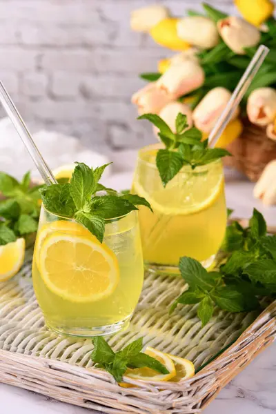 Limoncello Spritz hafif, ferahlatıcı, limon likörü, sucuk, maden suyu, nane ve bir dilim limonla yapılan soğuk bir kokteyl..