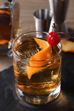 Cocktail Old Fashioned viski ve tatlı şurubun eski moda sofistiketidir. Buzlu, portakal aromalı ve kirazlı.. 