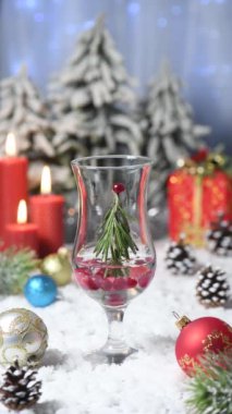 Noel Kar Küresi Kokteyl Tarifi. Kızılcık, cin ve tonikli Rosemary Noel Ağacı. Mükemmel şenlikli içki.