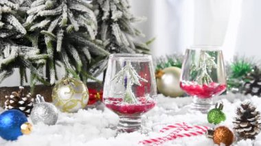 Kar Küresi Kokteyl Tarifi. Kızılcık, Cin ve Tonik ile Noel ağacı yerine biberiye. Noel için bir kutlama içkisi. Yavaş çekim.