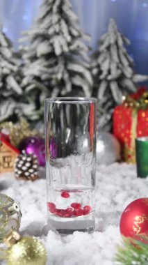 Noel Ağacı Kokteyl Tarifi. Biberiye, nar, cin ve tonik. Mükemmel bir tatil içkisi. Gerçek zamanlı. Dikey Video