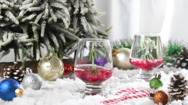 Kar Küresi Kokteyl Tarifi. Kızılcık, Cin ve Tonik ile Noel ağacı yerine biberiye. Noel için bir kutlama içkisi. Gerçek Zaman.