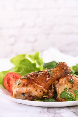 Sos ve sebze soslu kızarmış tavuk budu.