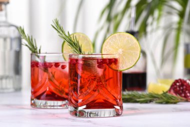  Nar Paloma, nar suyu, soda ve bol miktarda tekila ya da cin ile yapılan klasik bir kokteyl. Tatil kutlamaları için ideal..