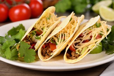 Kıymalı taco, avokado, lahana ve peynir. Meksika mutfağı. 