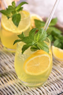 Limoncello Spritz hafif, ferahlatıcı, limon likörü, sucuk, maden suyu, nane ve bir dilim limonla yapılan soğuk bir kokteyl..