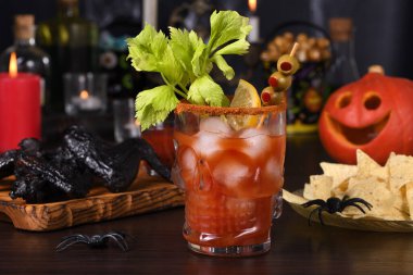 Michelada Kokteyli, Bloody Mary. Meksika içeceği domates suyu, limon suyu, sos ve bira, kereviz sapı, limon, zeytin ile süslenmiş. Cadılar Bayramı parti fikirleri. 