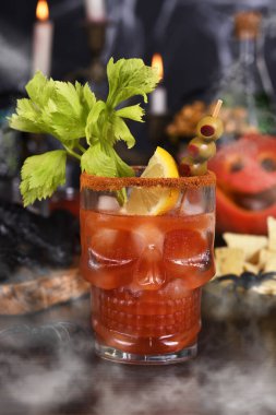 Michelada Kokteyli, Bloody Mary. Meksika içeceği domates suyu, limon suyu, sos ve bira, kereviz sapı, limon, zeytin ile süslenmiş. Cadılar Bayramı parti fikirleri. 
