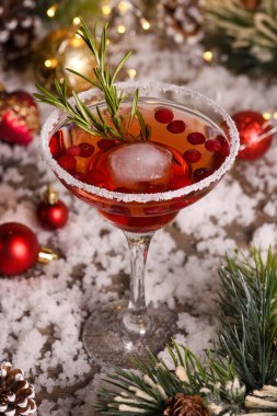 Cranberry ve Rosemary ile Noel Manhattan Kokteyli. Bir Kış İçkisi Tadını çıkarmak istersiniz