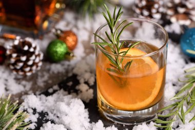 Bourbon Old Fashioned Kış Kokteyli. Sıcak burbon, taze limon ve portakalla karıştırılmış baharatlı biberiye şurubu.
