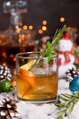 Bourbon Old Fashioned Kış Kokteyli. Sıcak burbon, taze limon ve portakalla karıştırılmış baharatlı biberiye şurubu.