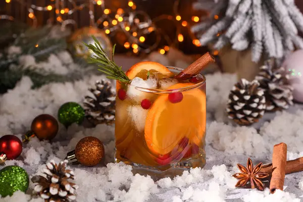 Baharatlı Bourbon Old Fashioned. Baharatlı biberiye, şurup, sıcak burbon ve taze portakalla karıştırılmış. Serin akşamlar için mükemmel.