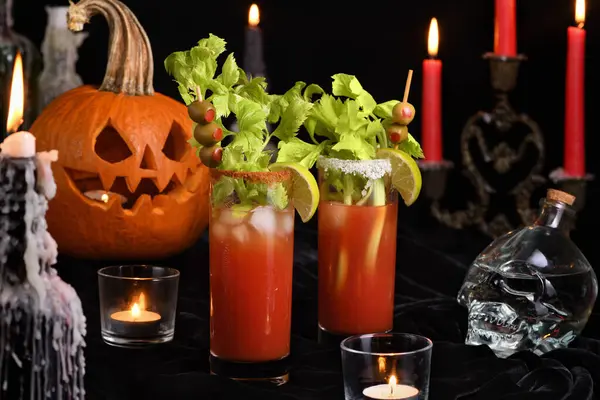 Bloody Mary kokteyli. Kereviz sapı, limon ve zeytinlerle süslenmiş domates suyu ve votka. Cadılar Bayramı parti fikirleri