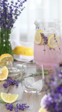 Bardağı taze ev yapımı lavanta limonatasıyla dolduruyorum. Dikey video, gerçek zamanlı. Yakın plan.