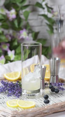 Cin ile lavanta spreyi kokteyli yapıyorum. Dikey video. Gerçek zamanlı. Yakın plan.