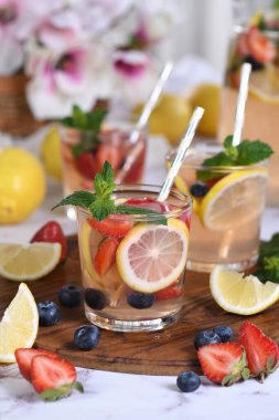 Çilekli limonata, yaban mersini ve naneli. Sıcak bir yaz günü için mükemmel.