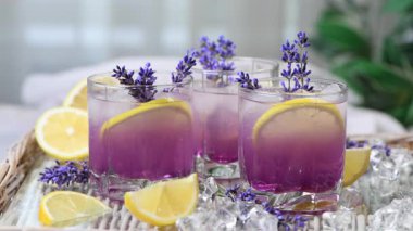  Yaz ferahlatıcı mojito kokteyli ve lavanta aromalı. Yatay video. Dairesel hareket. Yakın plan.