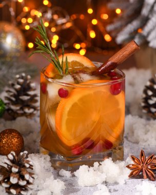 Baharatlı Bourbon Old Fashioned. Baharatlı biberiye, şurup, sıcak burbon ve taze portakalla karıştırılmış. Serin akşamlar için mükemmel.