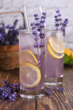  Bir bardak ev yapımı lavantalı limonata. Limon dilimleri ve lavanta filizi ile süslenmiş.